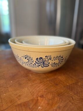 Vintage Pyrex Cream Homestead Nesting Mixing Bowls with Blue Floral Border